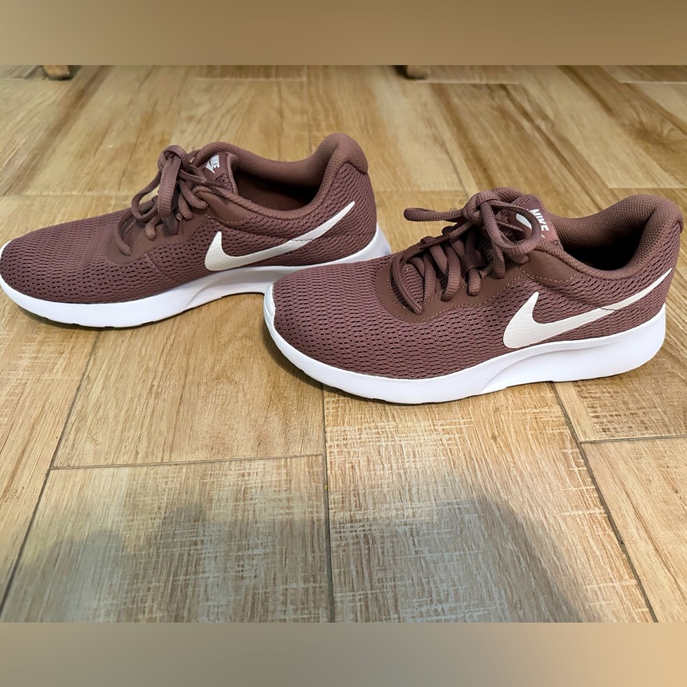 WOMEN'S NIKE TANJUN CASUAL SHOES